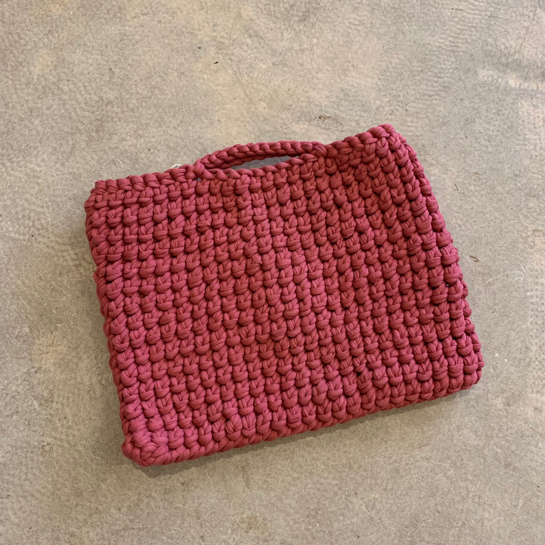 Atwin - Crochet Cotton Bag In Dark Fuschia