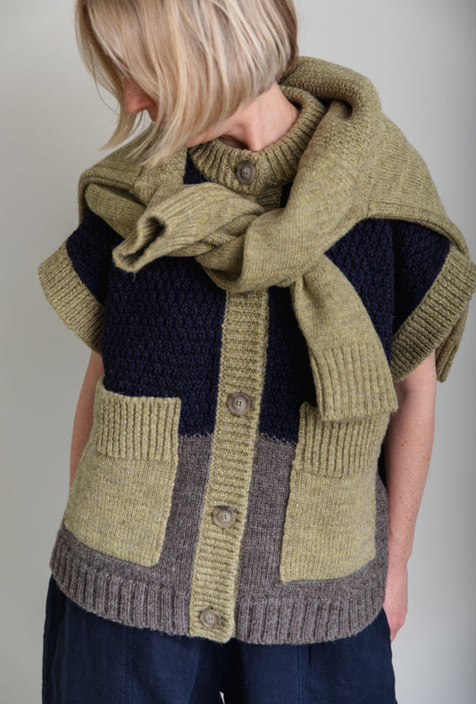 Charl Knitwear - Bigby Vest In Green/Navy