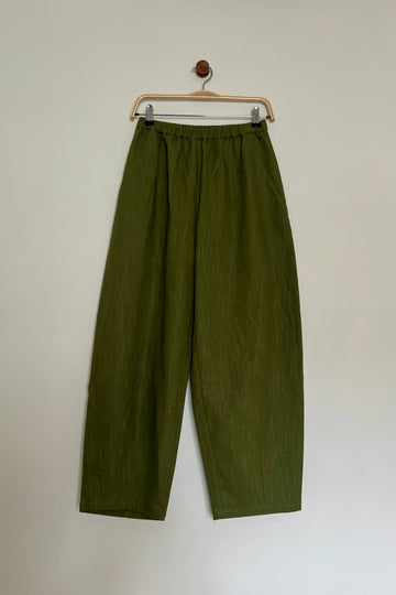Atwin The Label - The Barrel Leg Trousers In Khaki Ramie Linen