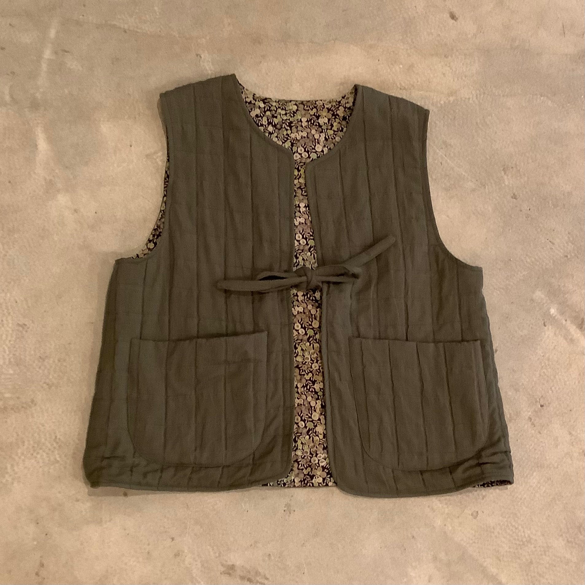 Elwin_Amy_Gilet_In_Green on a conrete background