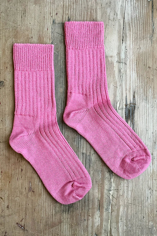 Elwin ribbed socks in pink with the brand name tagged on the ankle.