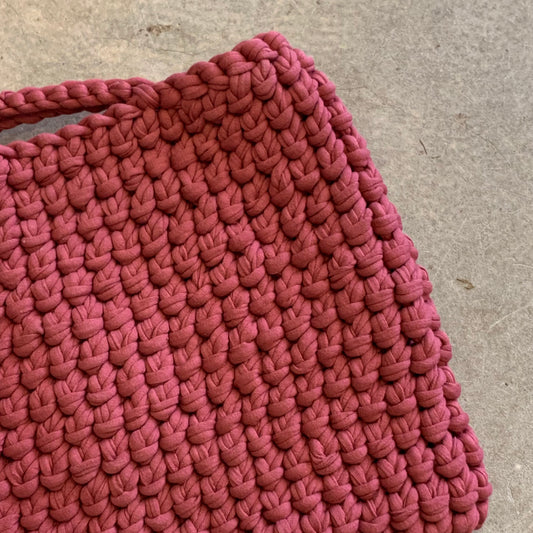 Atwin - Crochet Cotton Bag In Dark Fuschia