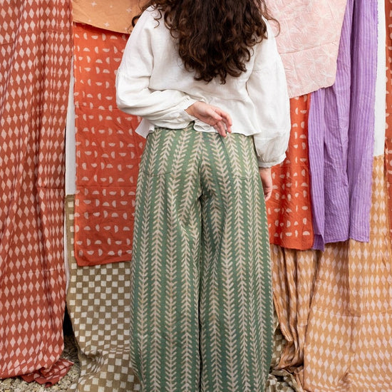 woman wearing aloe holiday jeans