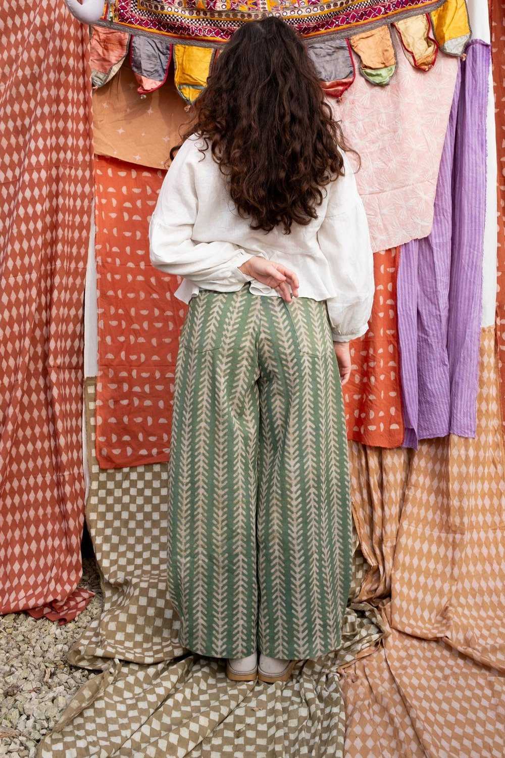 woman wearing aloe holiday jeans