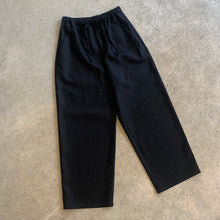 Load image into Gallery viewer, Atwin - The Daily Trouser In Black Ramie Linen
