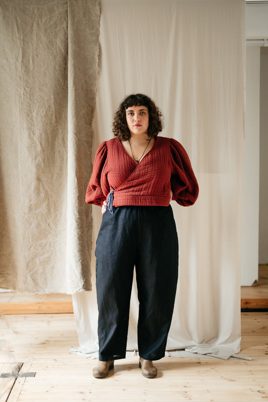 Atwin The Label - The Barrel Leg Trousers In Black Ramie Linen