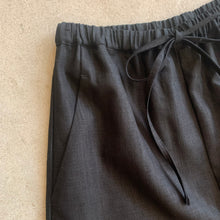 Load image into Gallery viewer, Atwin - The Daily Trouser In Black Ramie Linen
