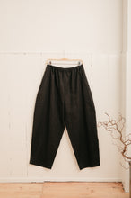 Load image into Gallery viewer, Atwin - Barrel Leg Trousers In Black Ramie Linen
