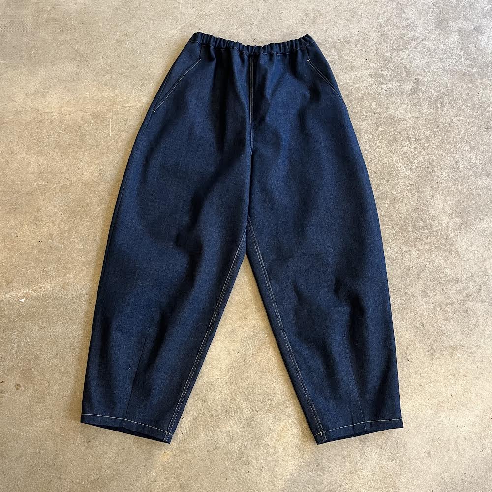 Atwin - Barrel Leg Trousers In Indigo Denim