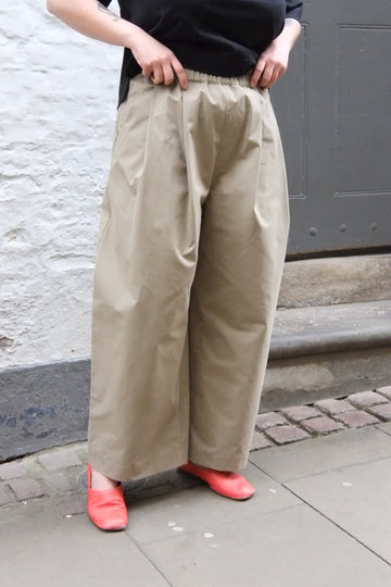Atwin The Label - The Pleated Trouser In Taupe