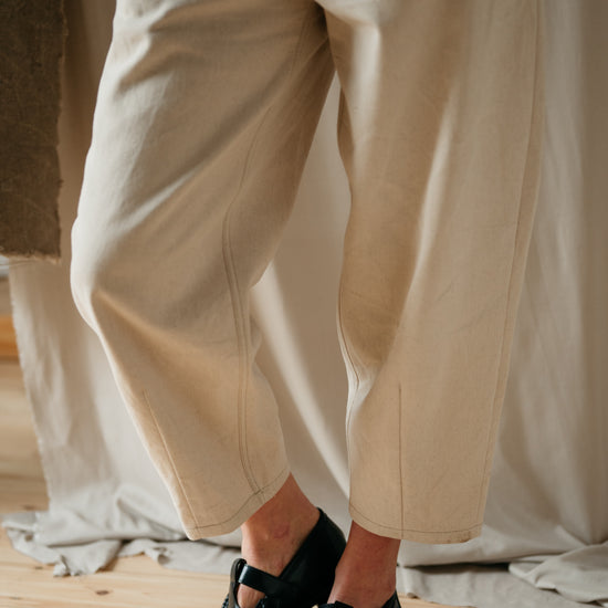 Relaxed fit curved leg trousers in 100% cotton ecru denim