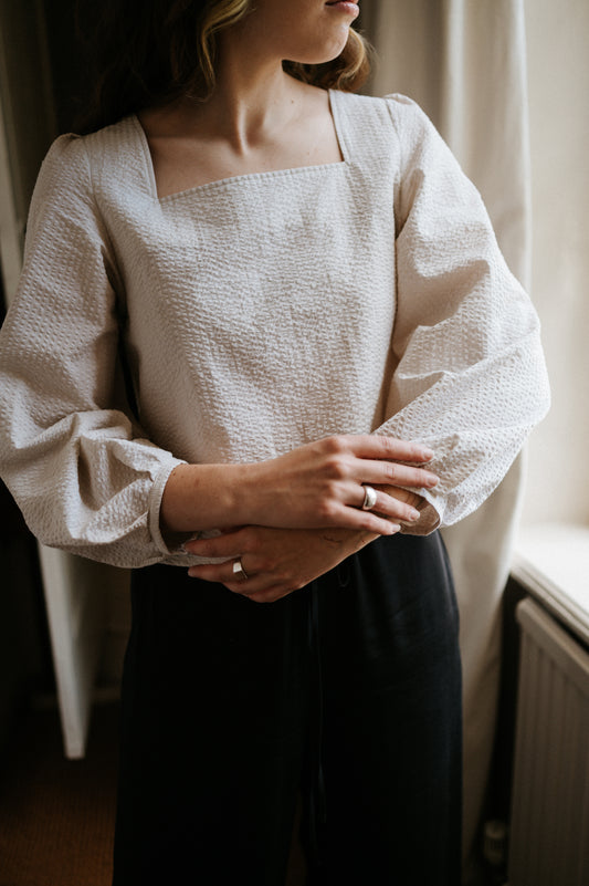 Atwin The Label - The Square Neck Blouse In Oat Seersucker