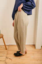 Load image into Gallery viewer, Atwin - Barrel Leg Trousers In Grain Ramie Linen
