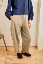 Load image into Gallery viewer, Atwin - Barrel Leg Trousers In Grain Ramie Linen
