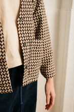 Load image into Gallery viewer, Atwin - Boxy Jacket In Brown &amp; Cream Houndstooth
