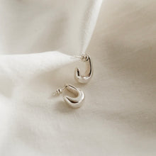 Load image into Gallery viewer, Solid curl studs studio adorn 
