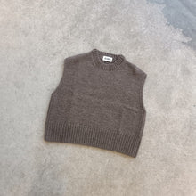 Load image into Gallery viewer, Elwin - Raye Knitted Vest In Peat
